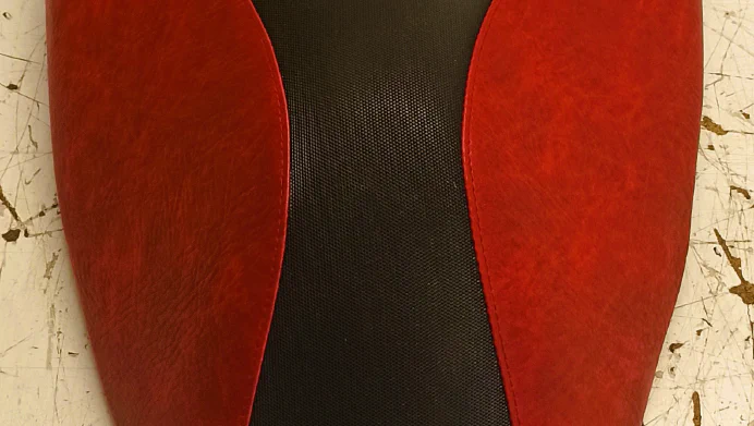 Piros-fekete robogó ülés